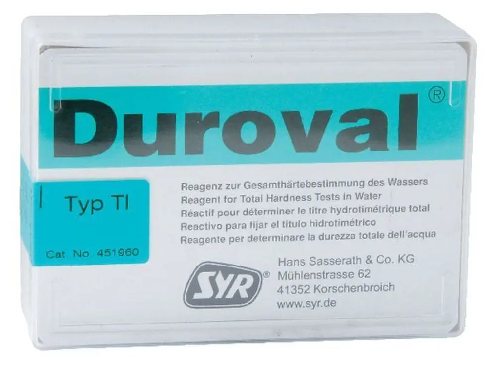 Kleine transparente Box mit blauem Etikett von Syr, die Chemikalien für Wasserhärte-Tests enthält, mit mehrsprachigen Hinweisen zur Anwendung.